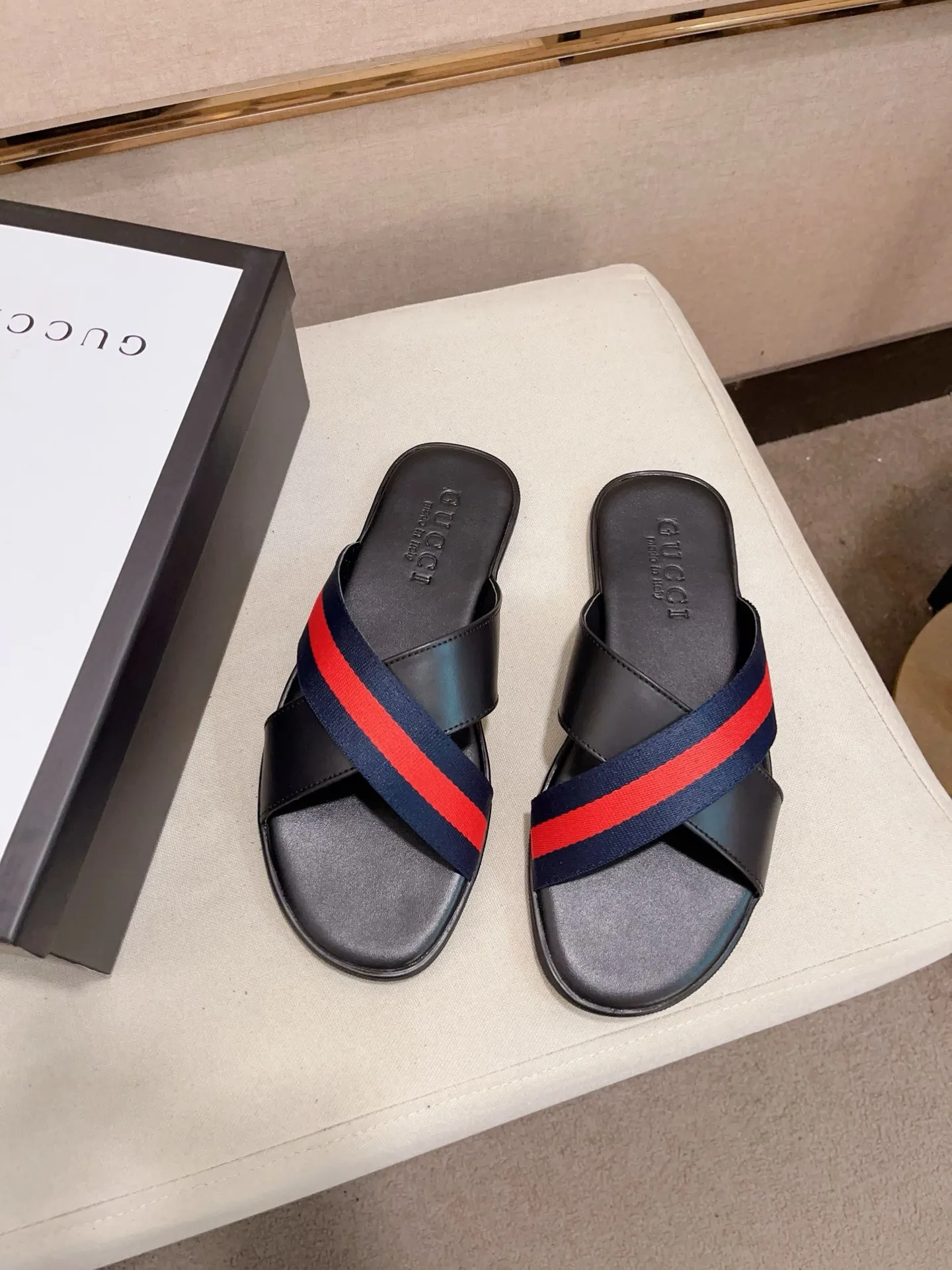 Men's shoes 💰: 240💰 [gucci Gucci slippers] High-end men's shoes brand official website 1:1 latest masterpiece: original mold customization, the fabric is made of imported original materials, upgraded outsole, lighter and non-slip. The market's top quality, simple yet tasteful, a must-have for fashionistas, fashionable at your feet, full of confidence, the same style at the counter 👍The season of summer slippers is here. Code: 38-45